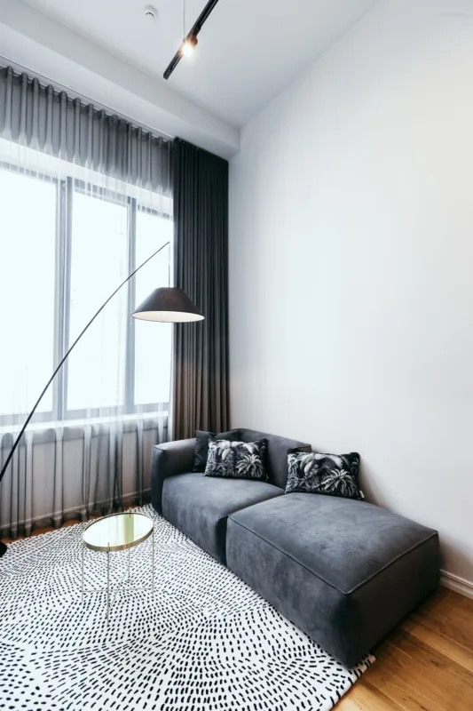 Tumedad kardinad elutoas